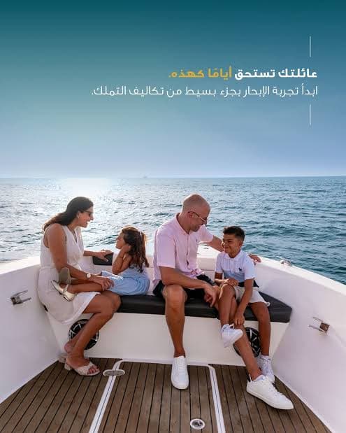 عائلة مكونة من أربعة أفراد تستمتع برحلة بحرية على متن قارب في يوم مشمس.